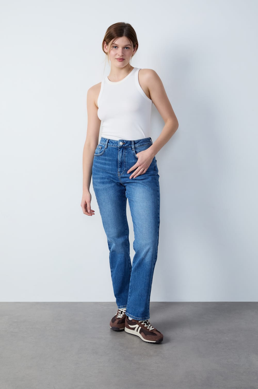 Straight Cut Jeans;${refinementColor}