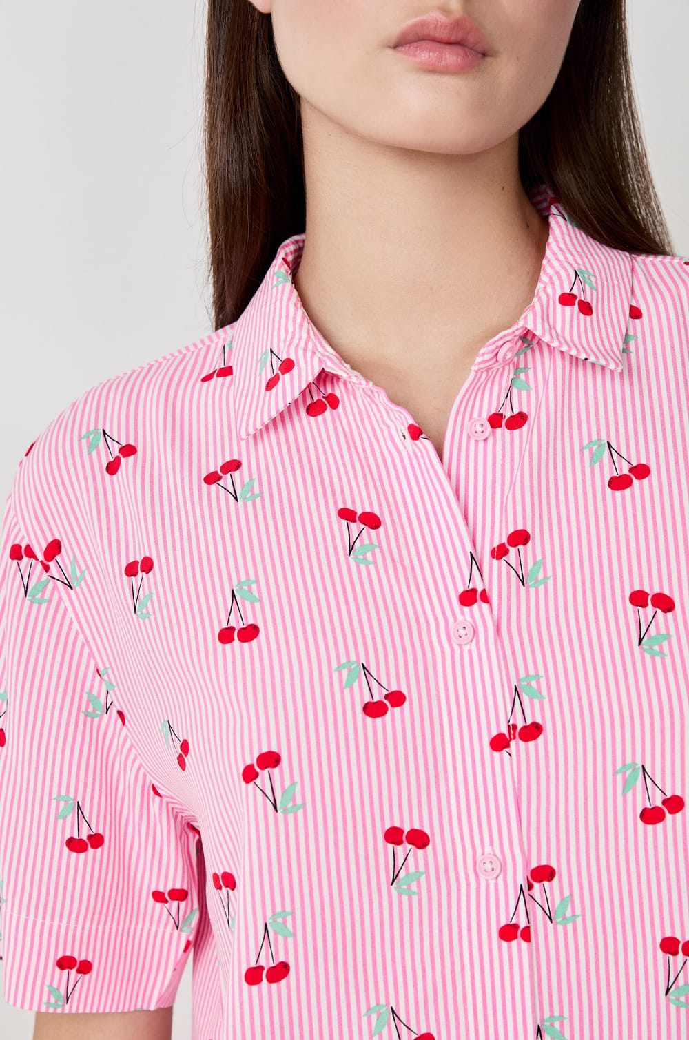 Chemise de pyjama &agrave; imprim&eacute;s cerises;${refinementColor}