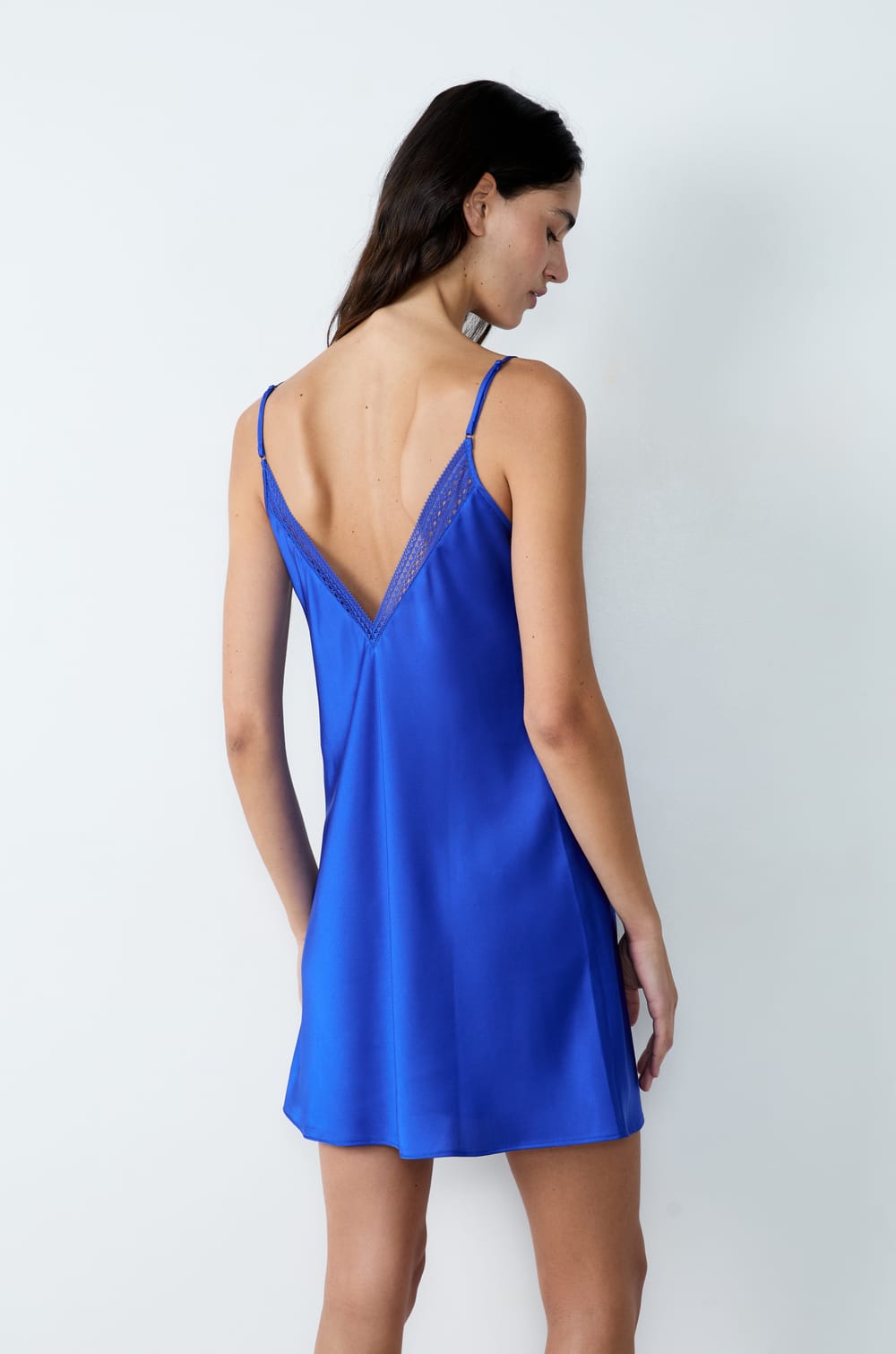 Nuisette courte satinée détails dentelle;${refinementColor}