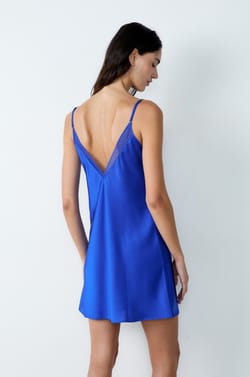 Nuisette courte satinée détails dentelle;${refinementColor}