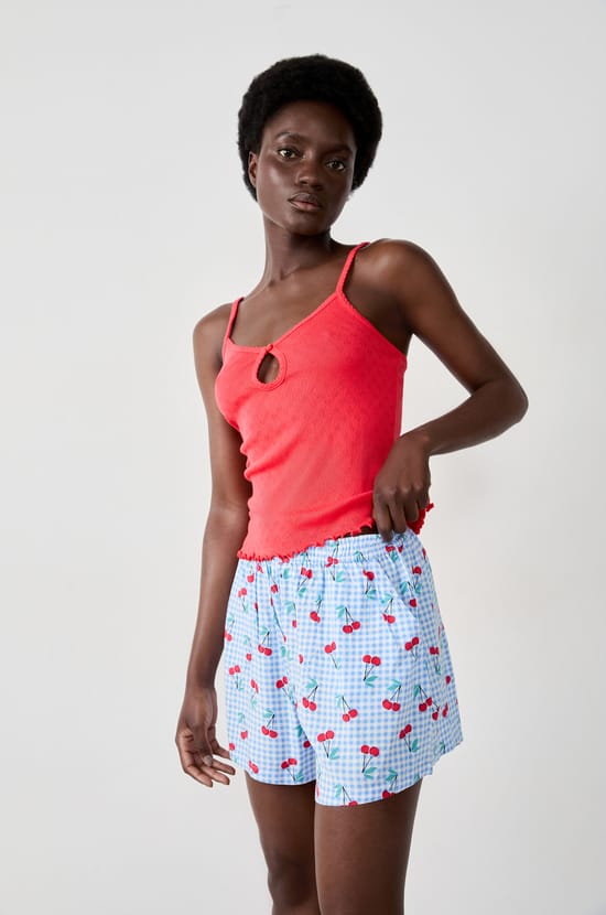 Short imprim&eacute; vichy avec des cerises;${refinementColor}