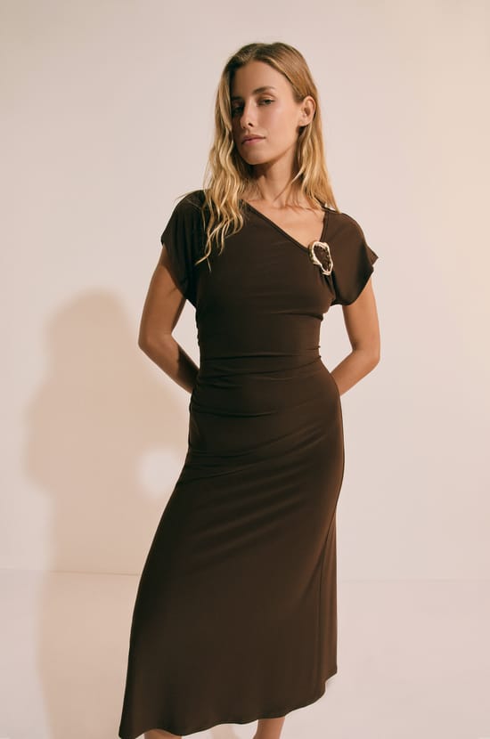 Robe longue &agrave; enolure asym&eacute;trique avec d&eacute;tail bijou;${refinementColor}