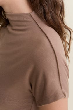 T-shirt &agrave; manches courtes &agrave; col montant;${refinementColor}