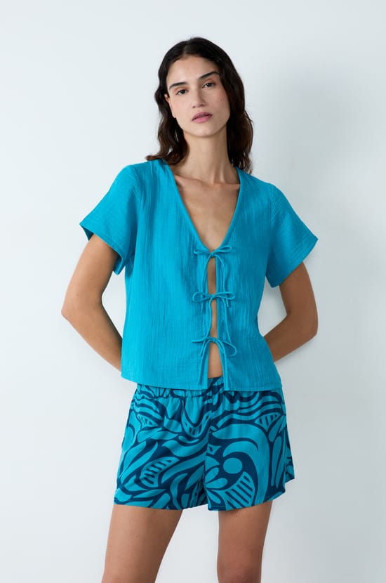 Short-sleeved cotton shirt with knots;${refinementColor}