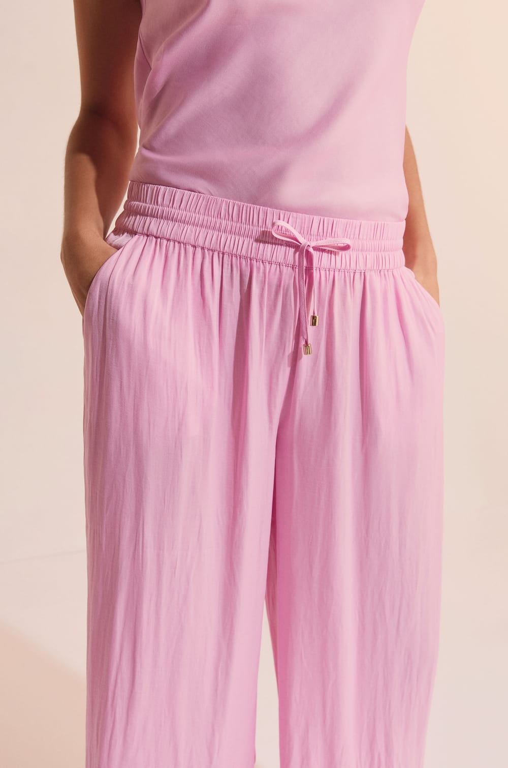 Pantalon de pyjama satin&eacute; coupe large;${refinementColor}