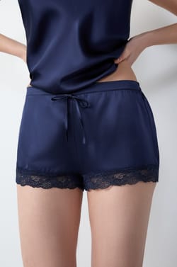 Short de pyjama en soie détail dentelle;${refinementColor}