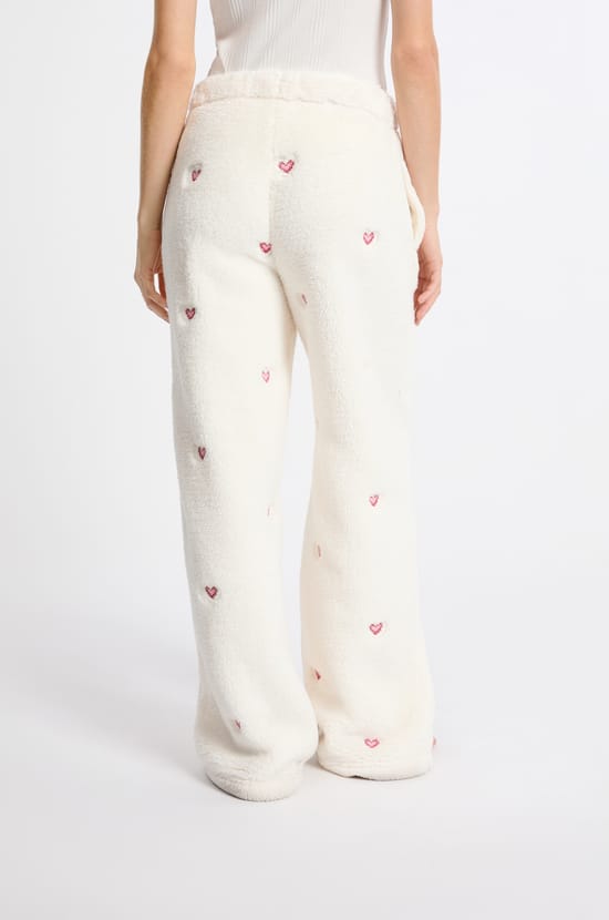 Pantalon de pyjama à motifs coeurs effet polaire;${refinementColor}