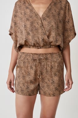 Pantalón corto de pijama satinado;${refinementColor}