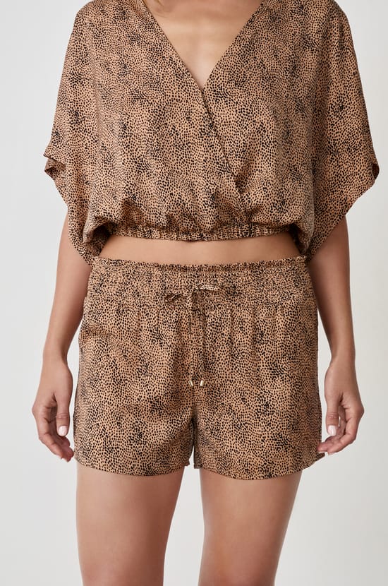 Pantalón corto de pijama satinado;${refinementColor}