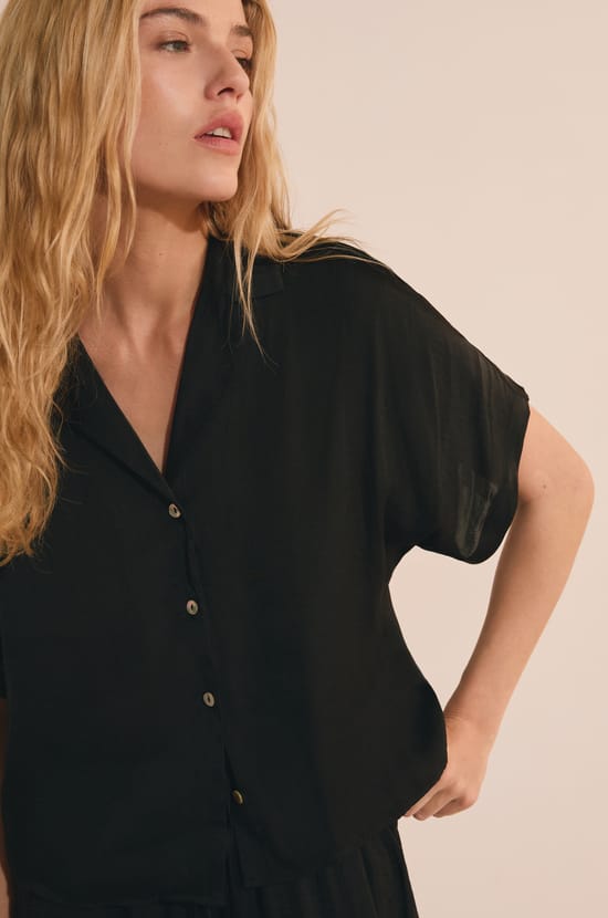 Chemise de pyjama manches courtes satin&eacute;e;${refinementColor}