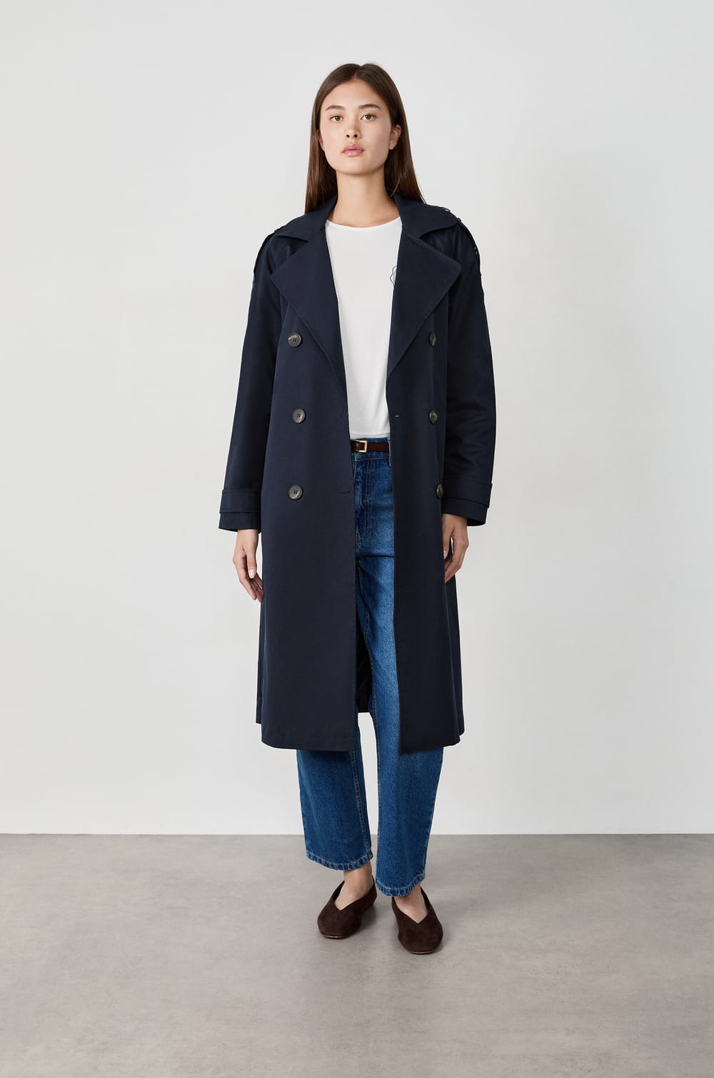 Long trench coat with belt;${refinementColor}