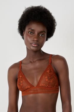 Triangle sans armartures en dentelle;${refinementColor}