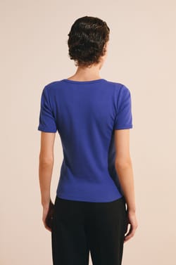 T-shirt &agrave; col V avec coton modal;${refinementColor}