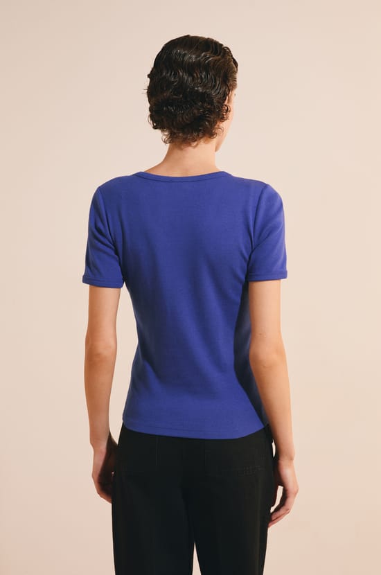 T-shirt &agrave; col V avec coton modal;${refinementColor}