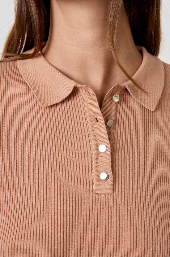 Ribbed short-sleeved T-shirt with buttoned collar;${refinementColor}
