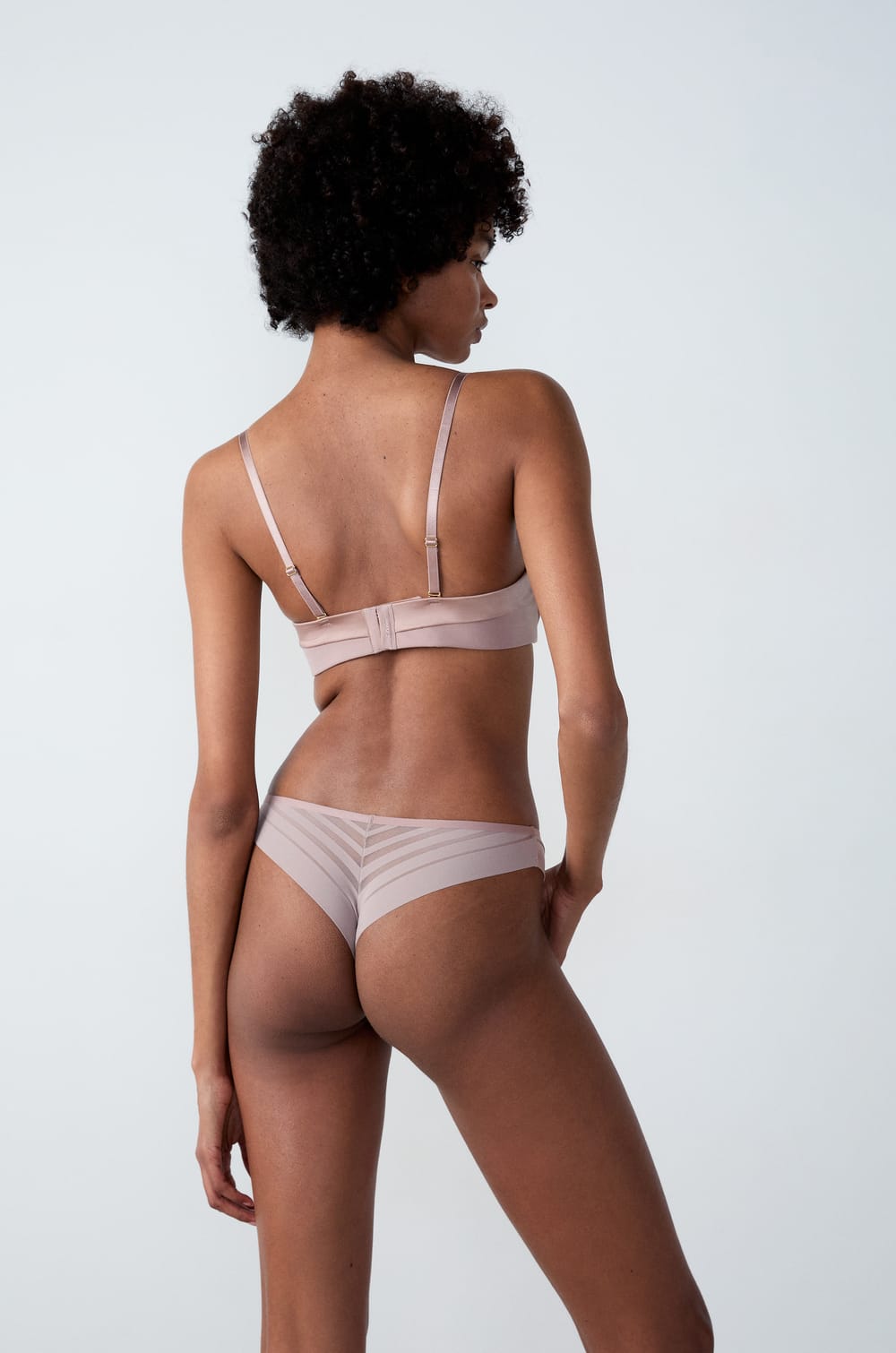 Bra bandeau con finas copas y tirantes desmontables;${refinementColor}