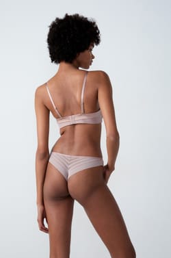Bra bandeau con finas copas y tirantes desmontables;${refinementColor}