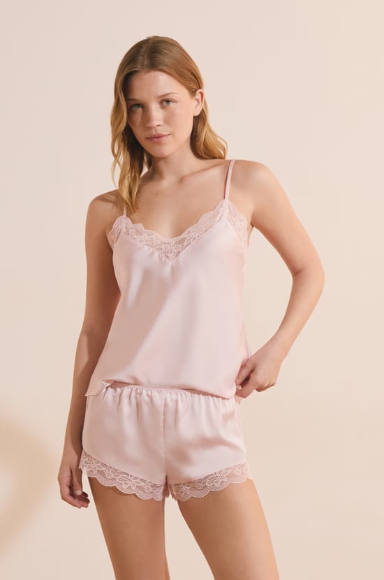 Short de pyjama satin&eacute; d&eacute;tails dentelle;${refinementColor}