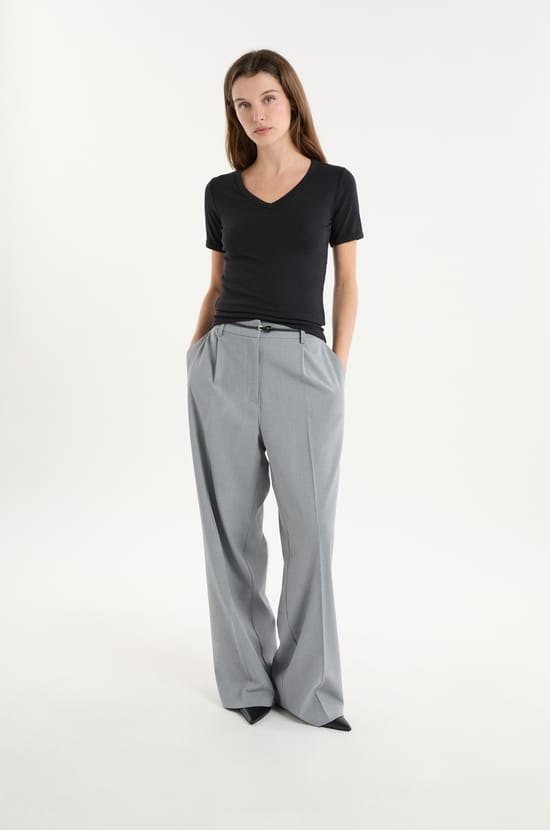 T-shirt &agrave; col V avec coton modal;${refinementColor}