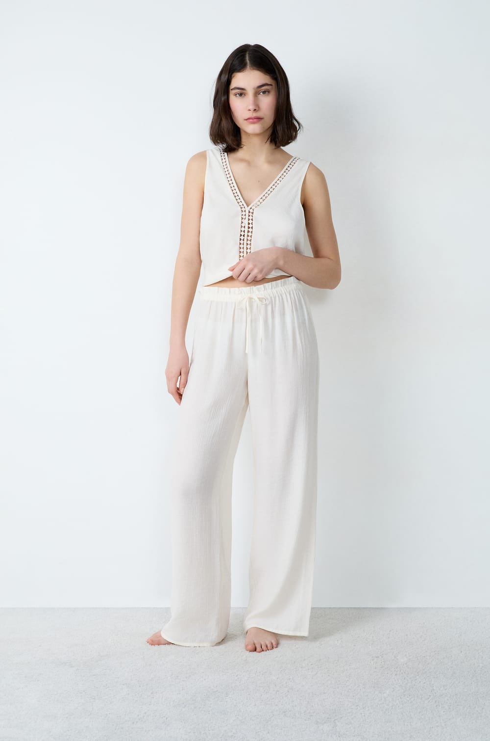 Pantalon de pyjama large &agrave; motifs ajour&eacute;s;${refinementColor}