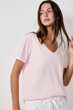 T-shirt col V manches courtes en coton;${refinementColor}