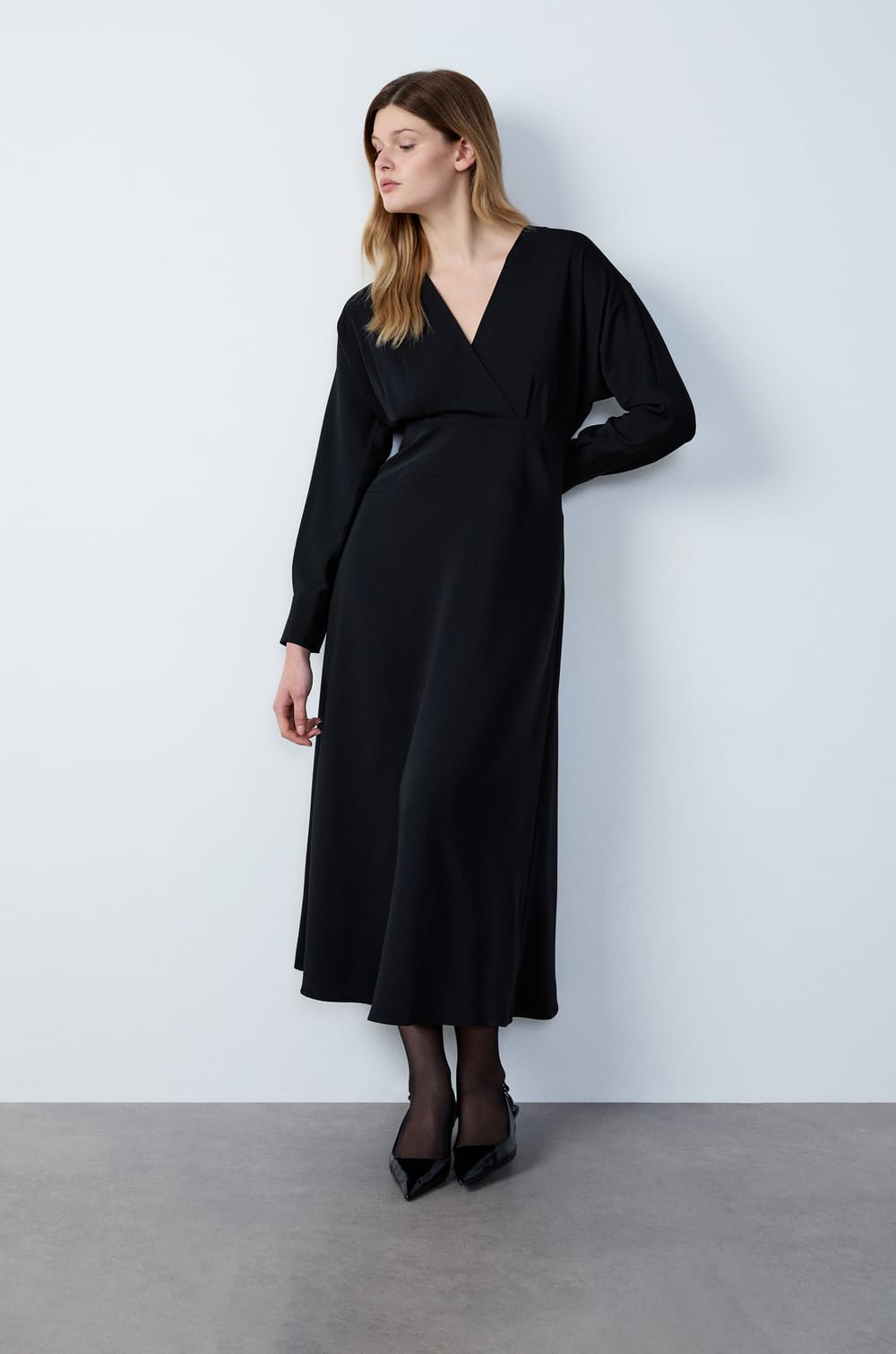 Long Flowing Dress;${refinementColor}