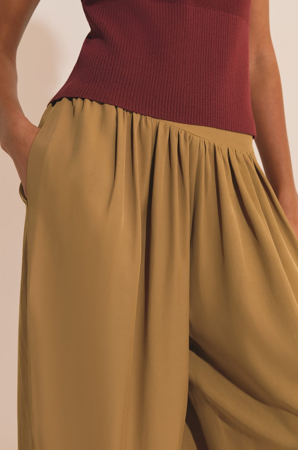 Pantalon bouffant satin&eacute;;${refinementColor}