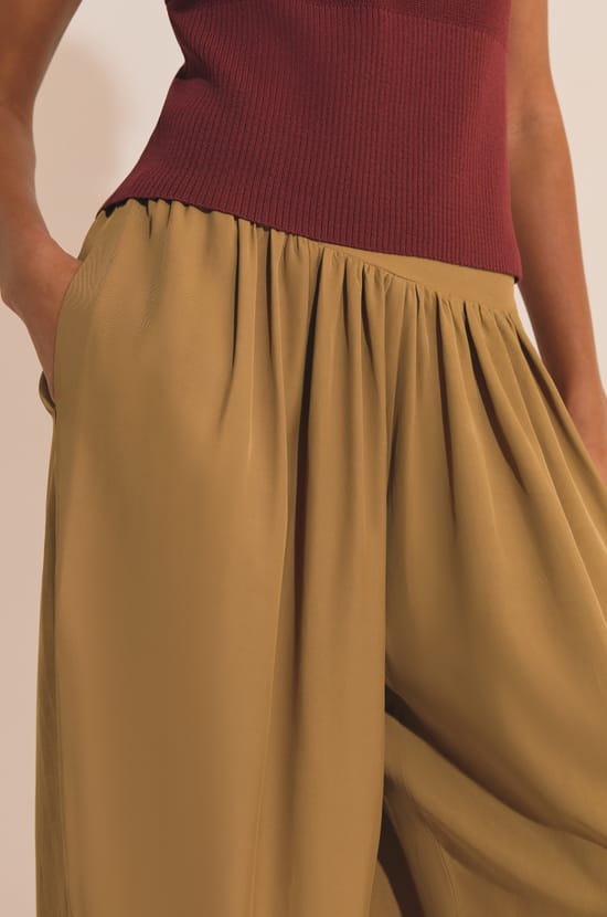 Pantalon bouffant satin&eacute;;${refinementColor}