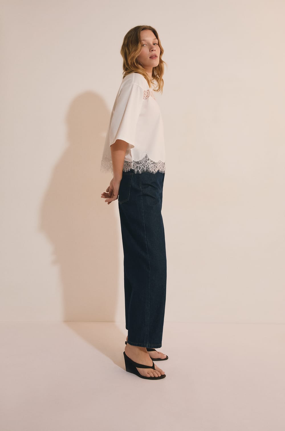 T-shirt en coton avec d&eacute;tails dentelle;${refinementColor}
