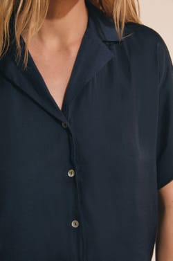 Chemise de pyjama manches courtes satin&eacute;e;${refinementColor}