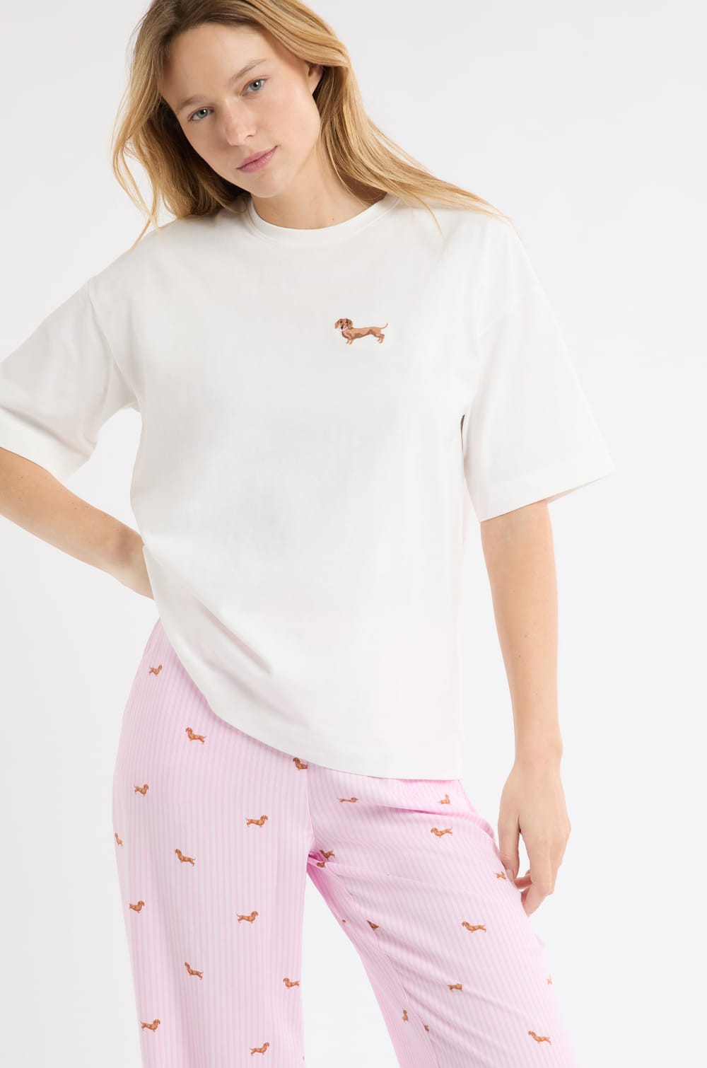 T-shirt en coton "Life is better with a dog" avec broderie teckel;${refinementColor}