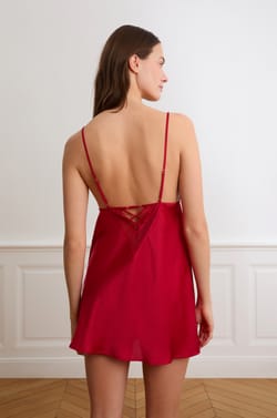 Satijnen babydoll met vetersluiting en kant;${refinementColor}