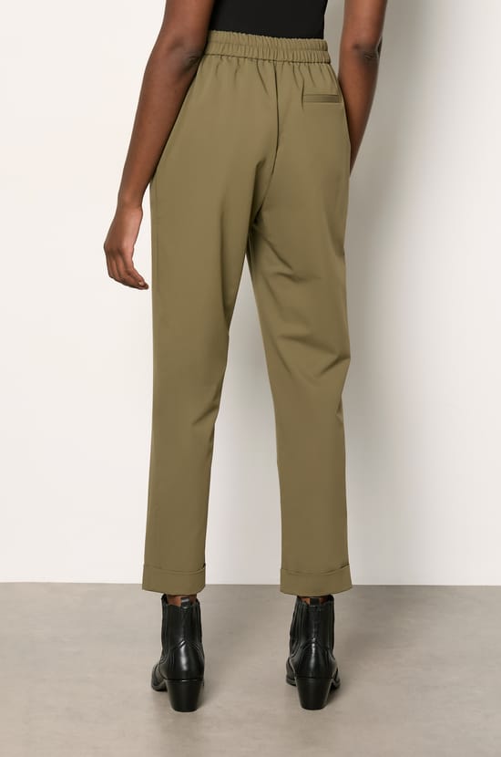 Trousers with a cigarette cut;${refinementColor}