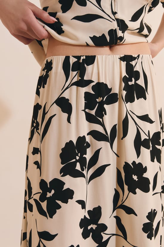 Falda midi fluida estampada;${refinementColor}