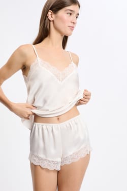 Short de pyjama satiné détails dentelle;${refinementColor}