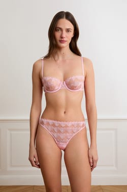 Tanga con bordado de corazones;${refinementColor}