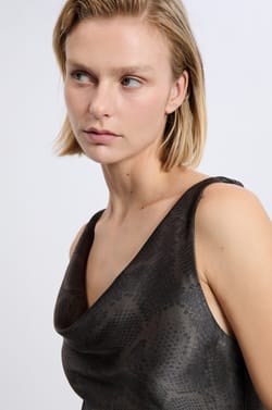 Robe satin&eacute;e &agrave; imprim&eacute; serpent;${refinementColor}