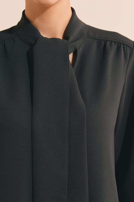 Robe courte avec d&eacute;tail &agrave; nouer;${refinementColor}