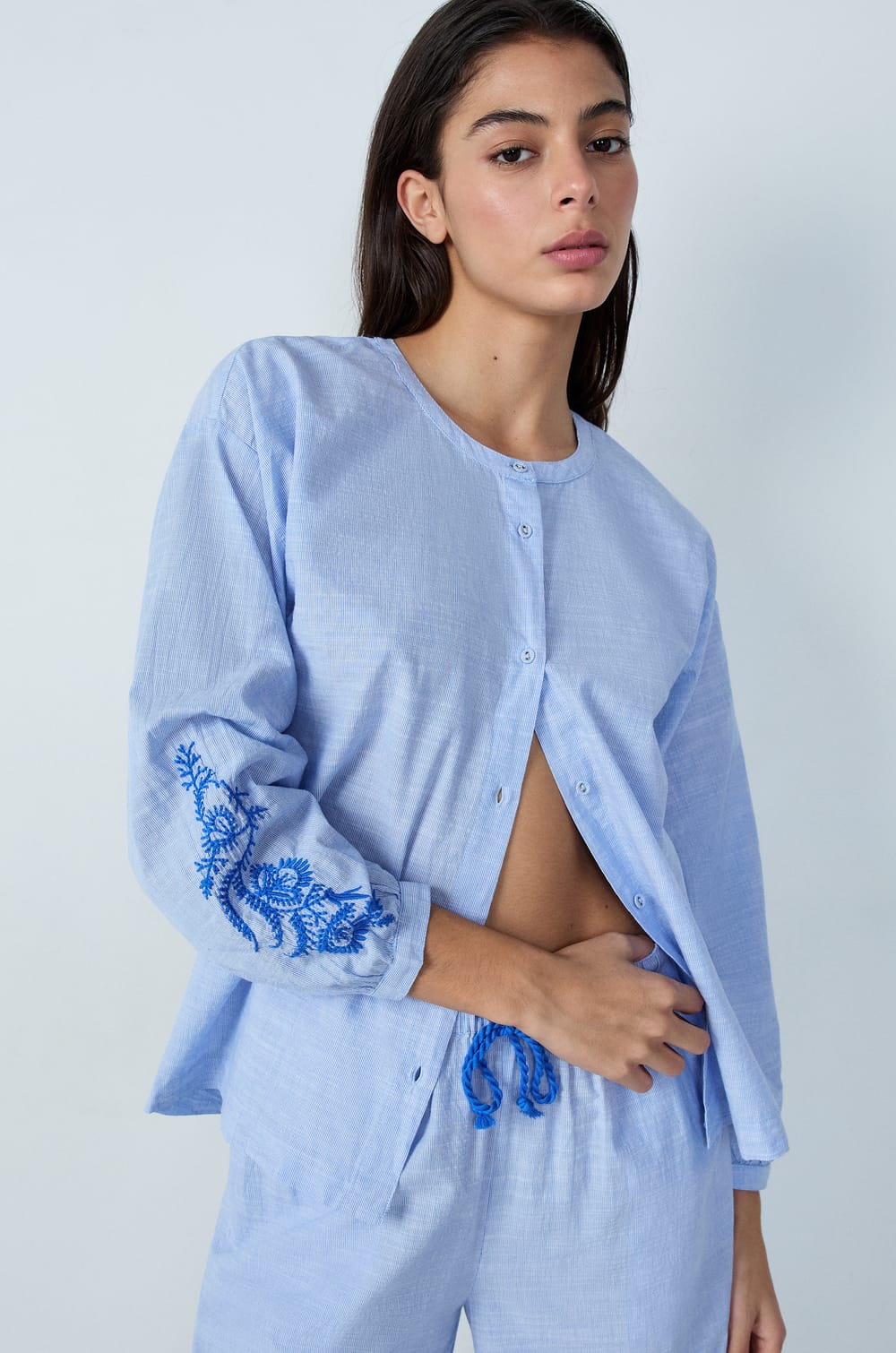 Camisa de pijama de algodón con rayas bordadas;${refinementColor}