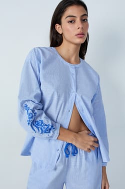 Camisa de pijama de algodón con rayas bordadas;${refinementColor}