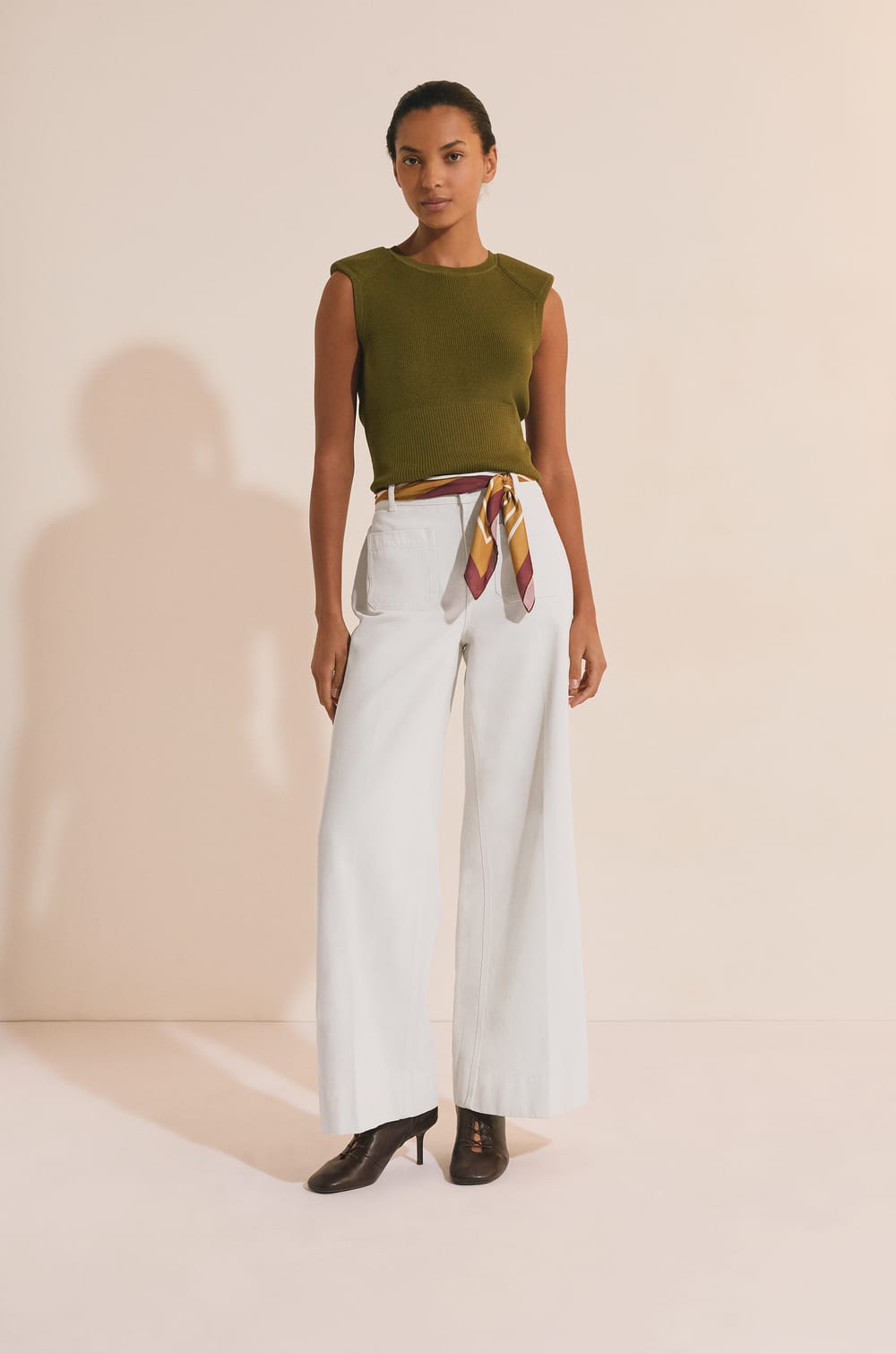 Pull sans manches en maille fine;${refinementColor}