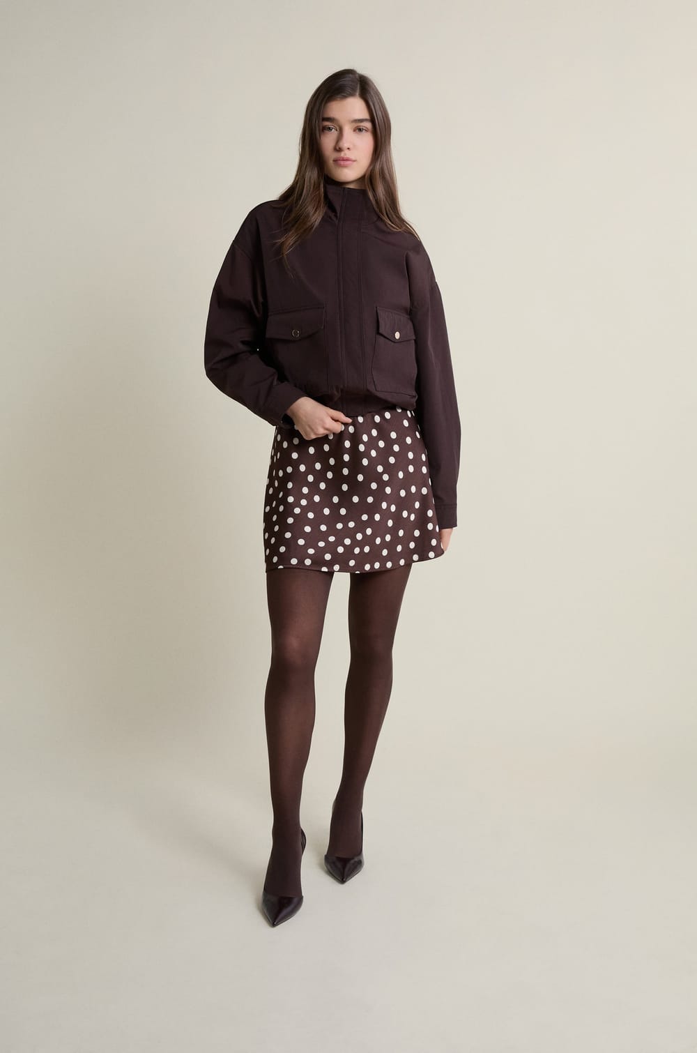 Jupe courte satin&eacute;e &agrave; pois;${refinementColor}