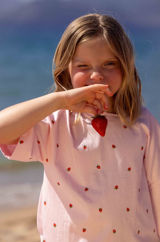 Ensemble de pyjama 2 pi&egrave;ces motifs fraises pour enfant;${refinementColor}