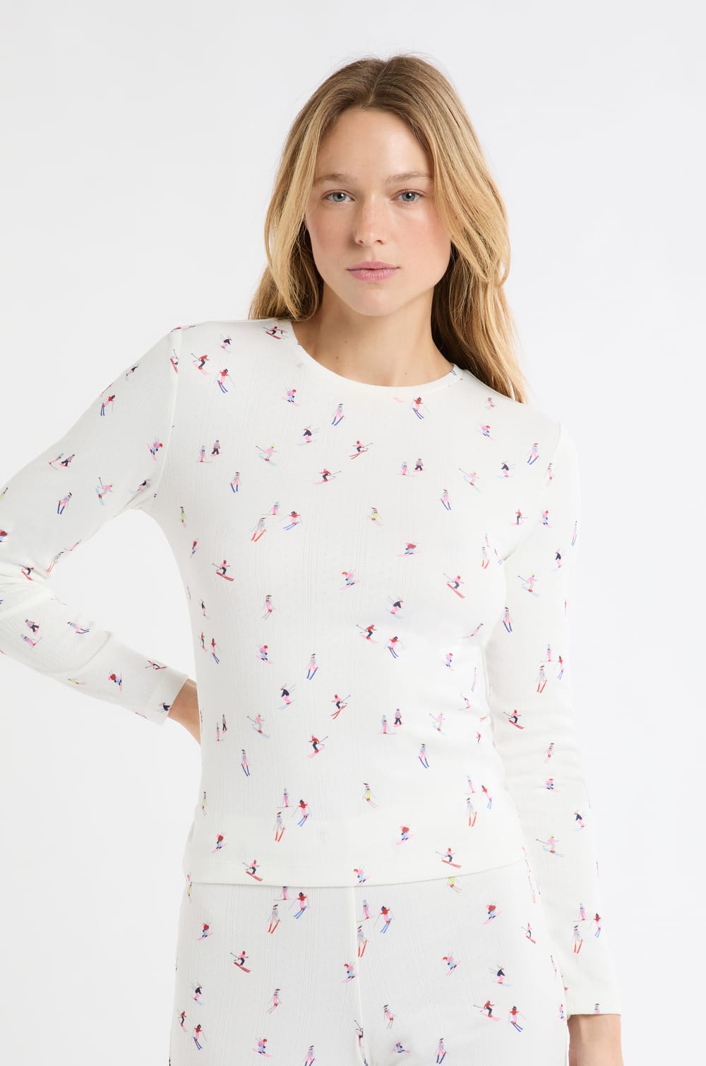 Camiseta de pijama de punto suave estampada con motivos de esquiadores;${refinementColor}