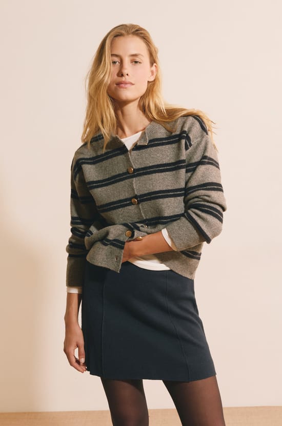 Pull manches longues &agrave; rayures avec d&eacute;tail bouton dor&eacute;;${refinementColor}