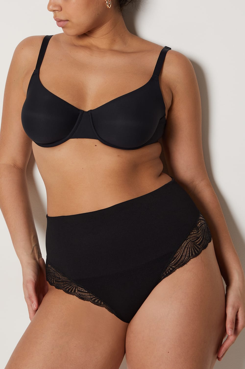 Tanga de talle alto moldeador con detalles de encaje - Sujeción media;${refinementColor}