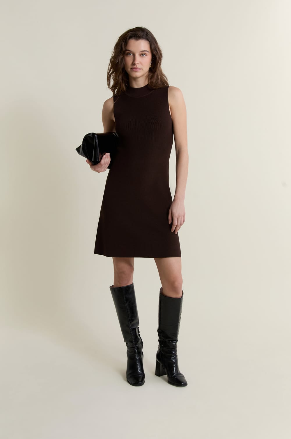 Robe courte &agrave; col chemin&eacute;e;${refinementColor}