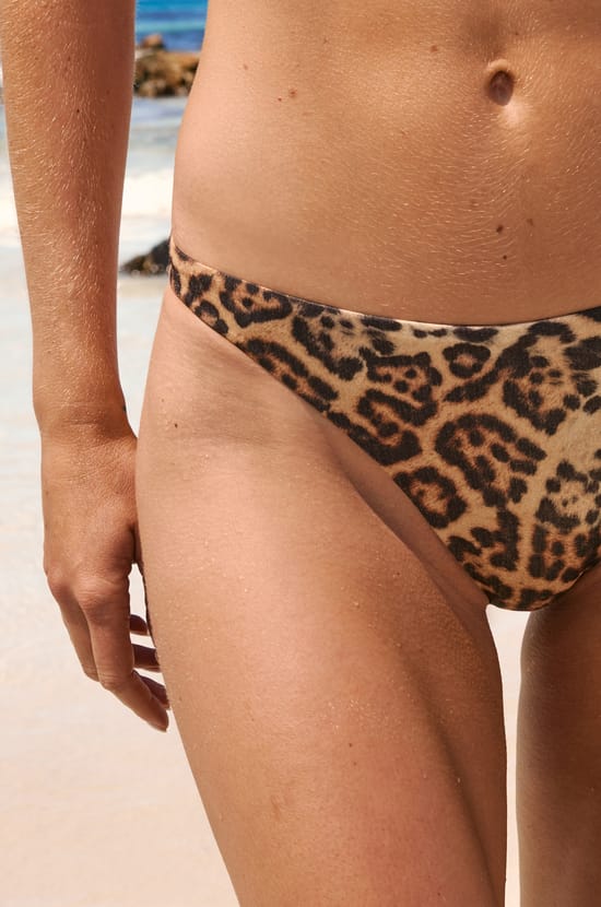 Bas de maillot de bain bikini paillet&eacute; et imprim&eacute; l&eacute;opard;${refinementColor}