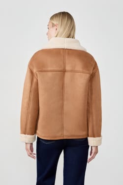 Manteau court en fausse fourrure;${refinementColor}