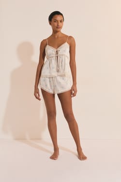 Short de pyjama satin&eacute; &agrave; motifs fleuris;${refinementColor}